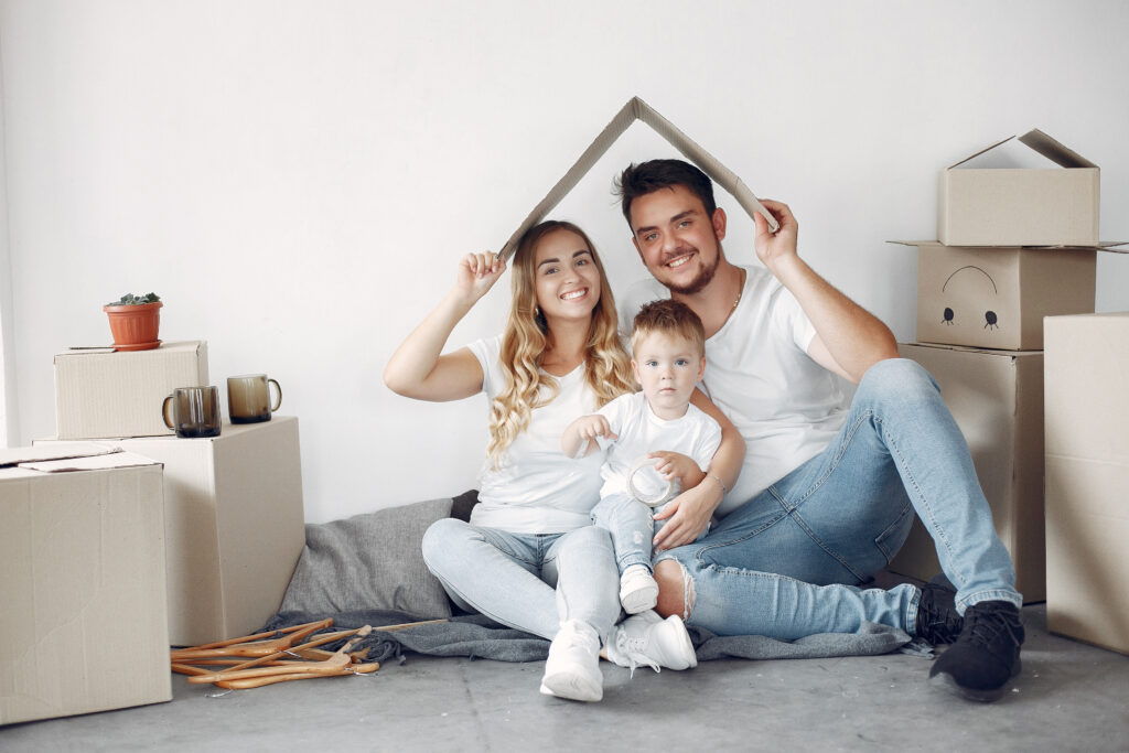Imagen de una familia desempacando en su nuevo hogar. La casa cubierta por un seguro.